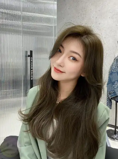 2021年新发色;青棕色低调有气质 用提升气质来形容这个发色在适合不过