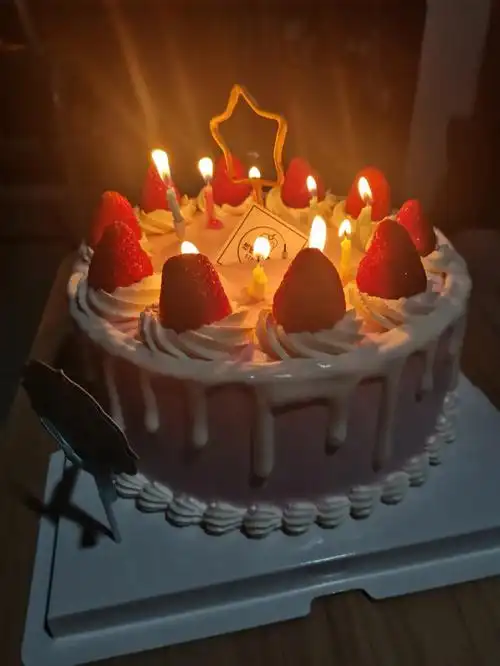 草莓生日蛋糕美女舍友的生日
