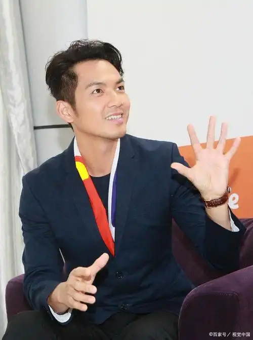 近日,一张网友晒出的偶遇钟汉良的照片引起了广泛的震动和讨论.