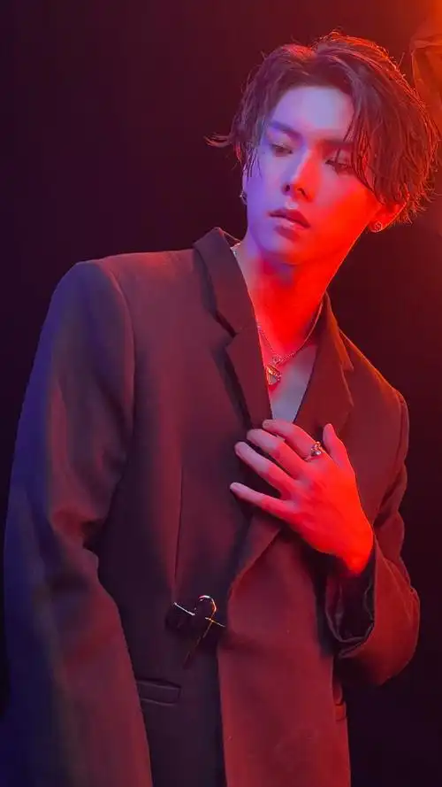 杨宇腾超话9693#一日一yu#西装yu和@杨宇腾yu的约会倒数两天!