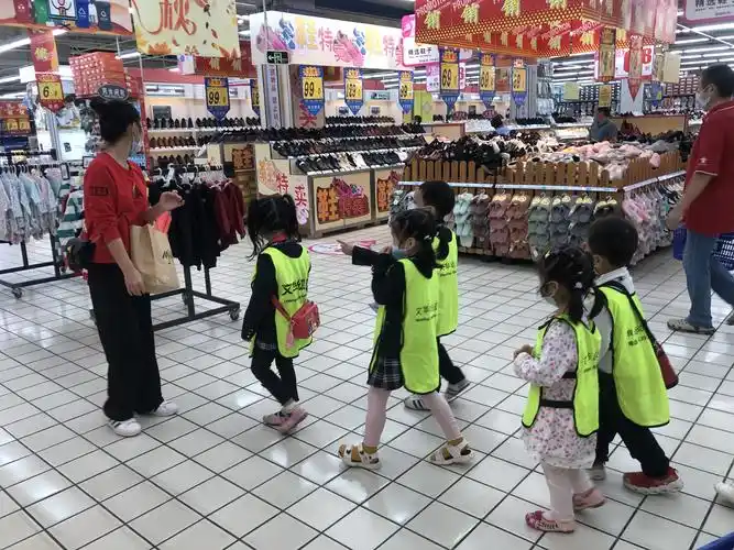 文华幼儿园月亮班小朋友社会实践活动《逛超市》