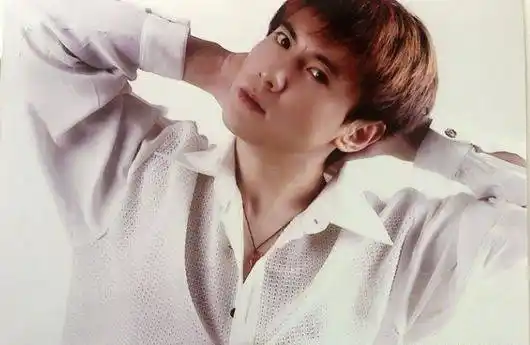 照片中沈腾穿着一件简单的白色衬衫的,他依然看起来是帅气十足的,而且