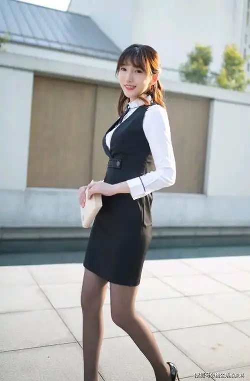 上班族气质穿搭:靓丽美女白色衬衫搭配黑色马甲裙时尚有气质