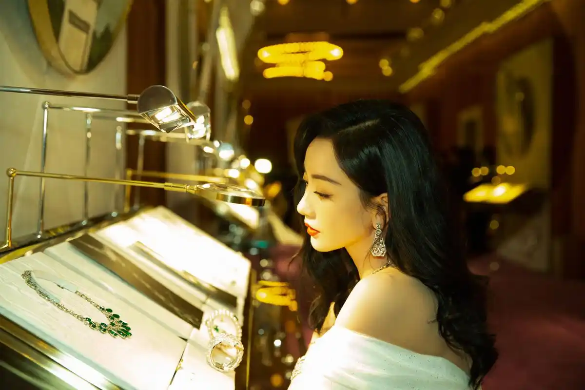 明星图集:杨蓉白色抹胸裙,身材满分惹人醉