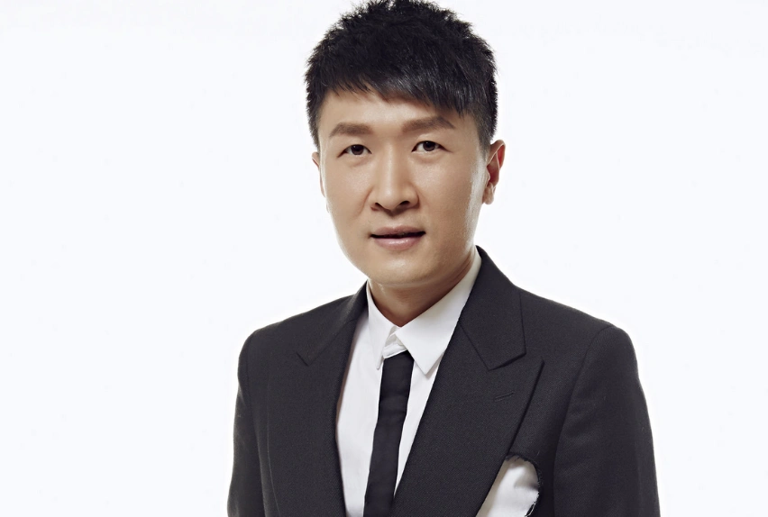 她曾唱《恶作剧2吻》插曲《藏在微笑里的秘密》,也饰演片中江直树的