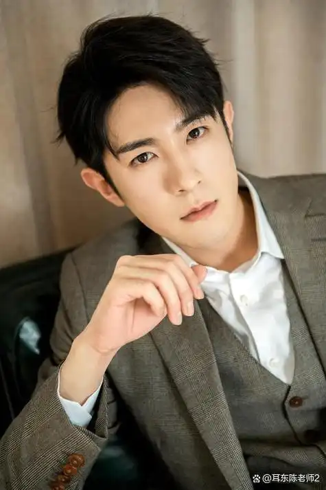 在视频中,女方腹部凸起,季肖冰途轻抚女友后背,两人当街接吻并一起