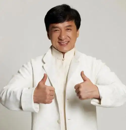 67岁成龙晒庆生照,称工作是对生日最大的尊重,顶着腰伤筹备新戏