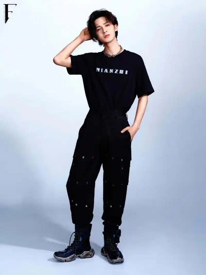 朱正廷all black少年感穿搭 朱正廷 《iconf时尚画报》封面造型.