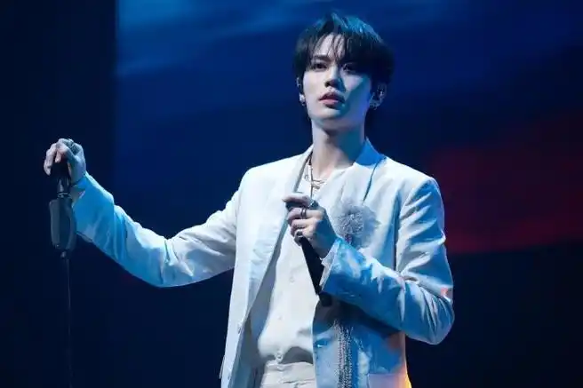 林彦俊白色西装舞台照