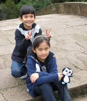 而他们家的一对可爱的儿女也吸引了不少人的注意,儿子名叫景天一,小