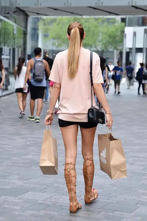 罗马靴热裤t恤购物狂人美女背影