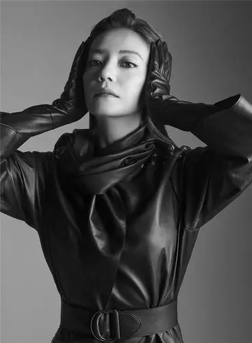 赵薇登时尚杂志封面 简约质感优雅至极