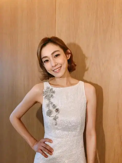 范玮琪露背长裙三亚酒店写真