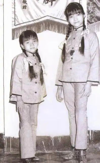 梅艳芳小时候是个孩子,没有玩具,没有朋友,她的脸上画着一层淡淡的妆