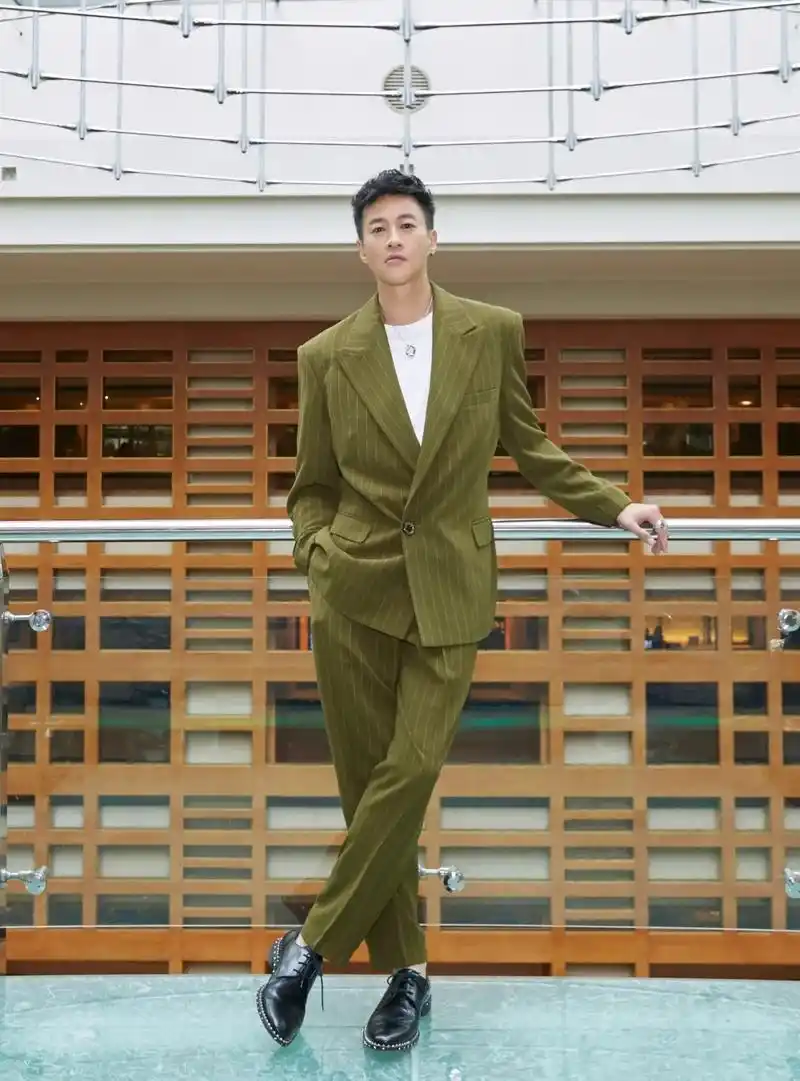 原创45岁何润东时髦造型皮衣牛仔裤很有男人味这身材令人羡慕