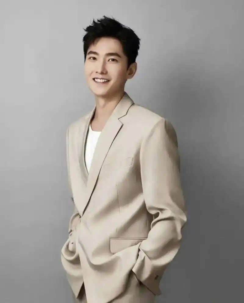 杨洋最新官宣的品牌是之前签的,只不过现在才正式说,团队抓住机会狠狠