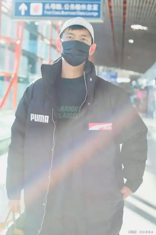 你的"现"男友!李现口罩遮面难掩帅气 拎包赶路步伐潇洒有型
