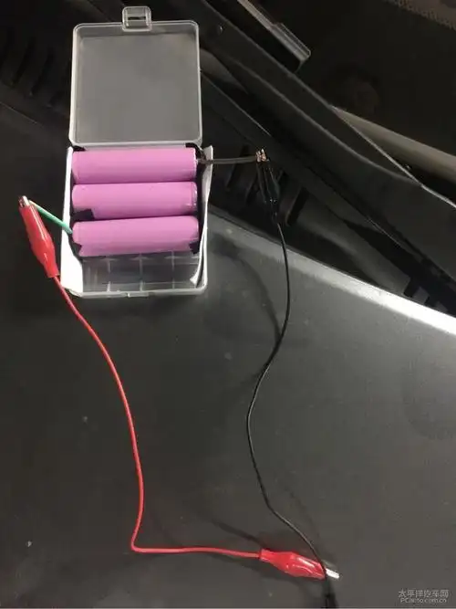 三节串联,用胶布把软的铜芯导线贴在电池上,测下电压12v以上就ok