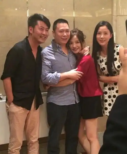 赵薇520秀恩爱与老公牵手 微博:大家都有520(4)