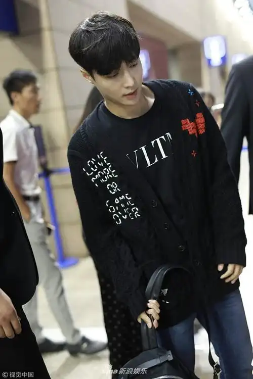 组图:张艺兴颜值hold住"锅盖头" 满脸疲惫不时吐舌卖萌