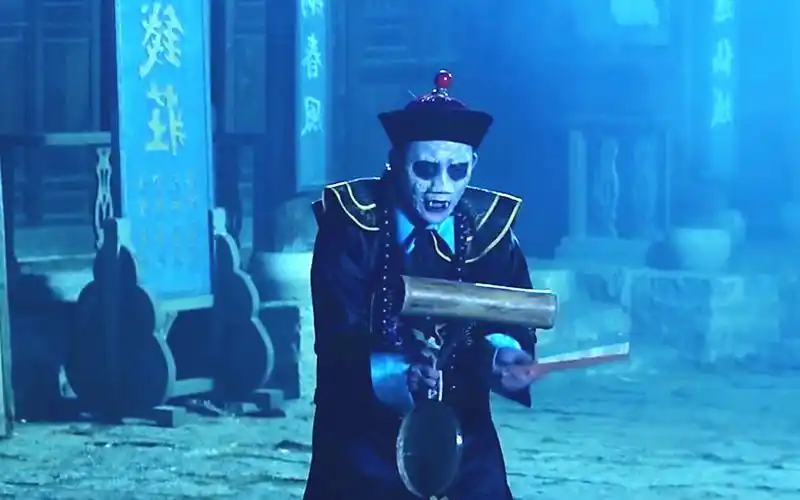 僵尸王半夜上街学人打更打一下还笑一次无限搞笑僵尸片