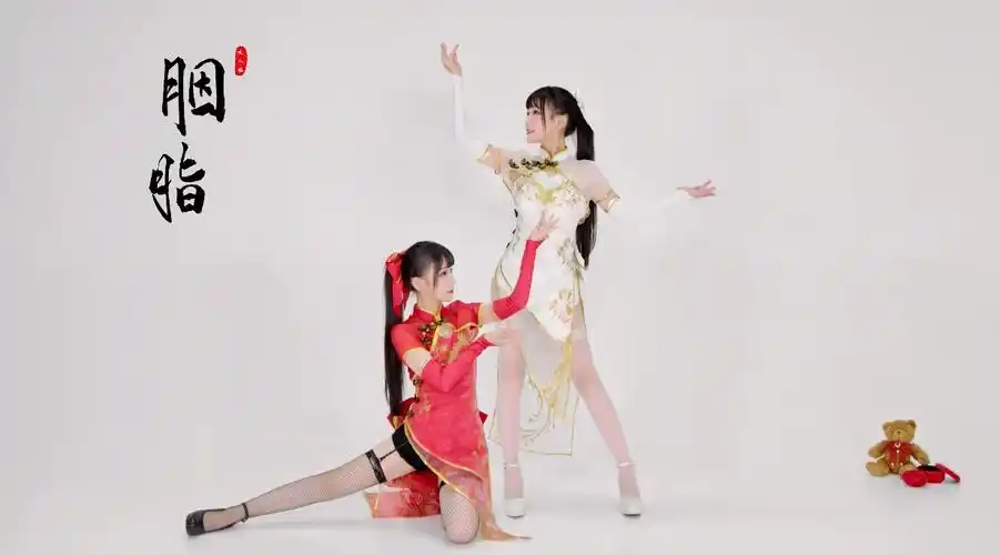 up主咬人猫更新舞蹈作品高开叉短旗袍袜子上还有根绳