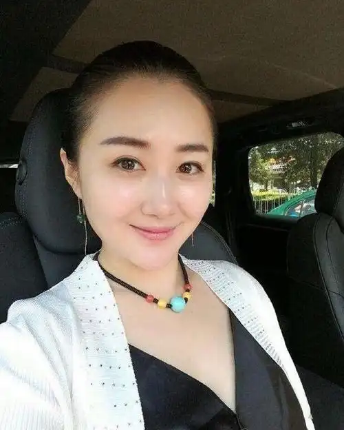 宋小宝妻子身材高挑长相靓丽,龙凤胎儿女遗传了妈妈的美貌!