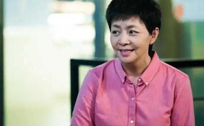 比如某年两会上,作为全国政协委员的宋丹丹提出:片场有些演员艺人不比