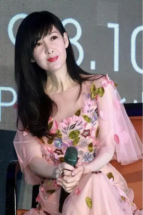 "玉女掌门人"周慧敏近照曝光,如今53的岁的依然敢穿裹胸晚礼服,网友赞