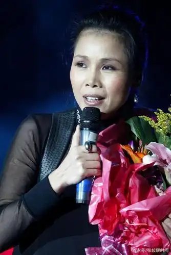 很快田震就发行了自己的第一张个人专辑《美丽的海湾》,更是以《最后