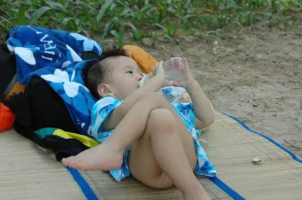 小芒果也很好吃,这小日子过的真是美哉悠哉.父子俩笑的是春暖花开呀.