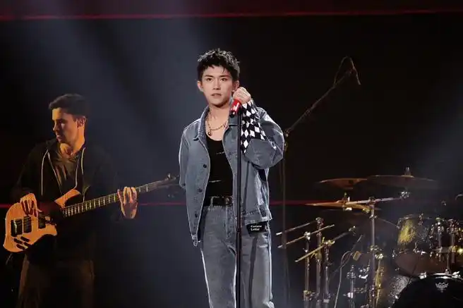 愚人节易烊千玺美貌纯净版  帅的很突出我的大明星  @tfboys-易烊千玺