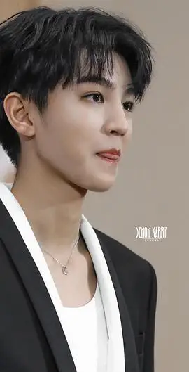 王俊凯侧脸好帅