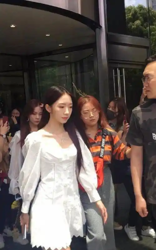 段奥娟和队长yamy手拉手现身,小