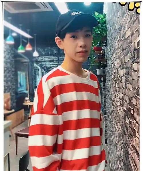 经常饰演男星小时候的他,15岁就180的身高,长相帅过邓伦