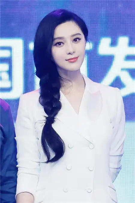 优雅范冰冰穿白裙梳麻花辫亮相活动