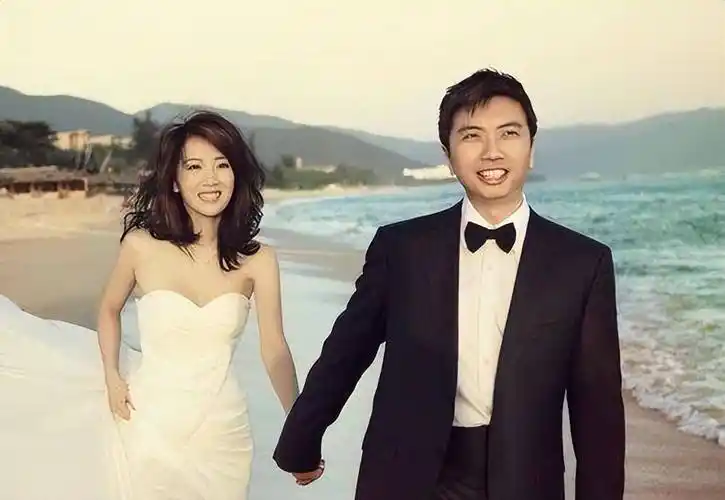 双方因为名利地位走到一起,在日积月累中产生感情,好在李念的老公并未