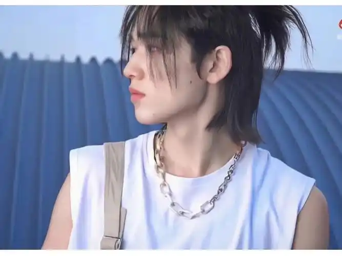 这下颚线啊!#宋亚轩  #神仙壁纸  #时代少年团宋亚轩