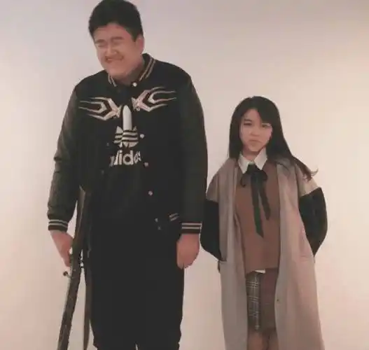 沫子昔日男同学合照,看清两人的身高差,你恐怕连150都没有吧_游戏