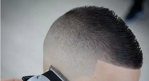 小寸头是适合大多数小男孩的发型,简单很清爽,好打理很精神.