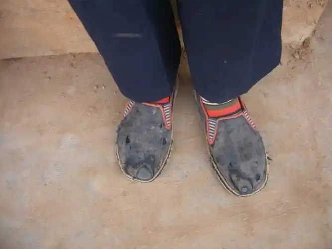 然而再转身看看这些孩子,穿的都是破旧的布鞋,有的已经出现一个个