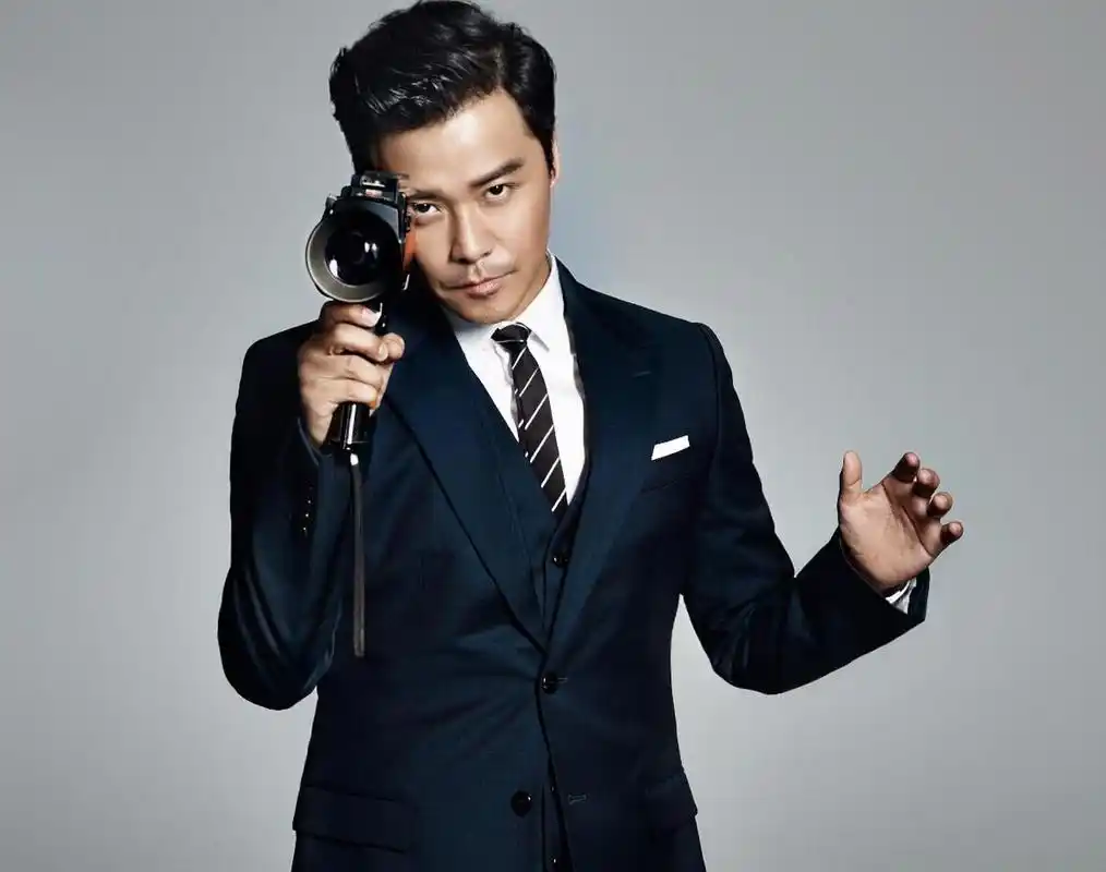 【陈思诚阮巨逛商场 持续热恋中】近日,有娱乐媒体拍到陈思诚陪着女友