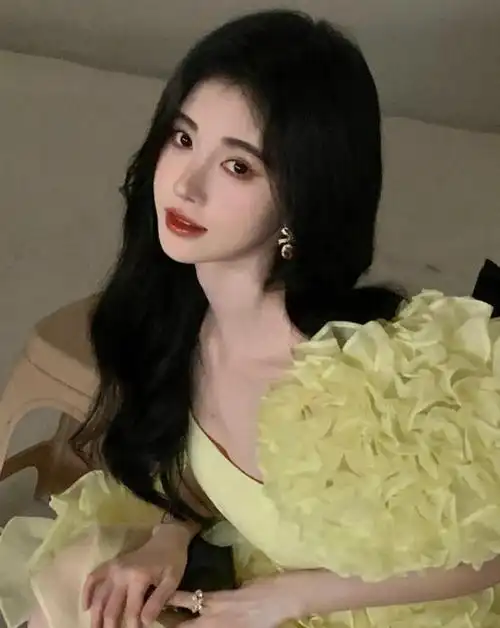 鞠婧祎穿蝴蝶结公主裙,笑容甜甜的,可可爱爱