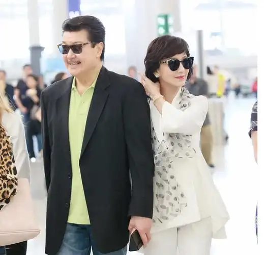 赵雅芝墨镜遮面御姐范十足,与老公牵手羡煞旁人!
