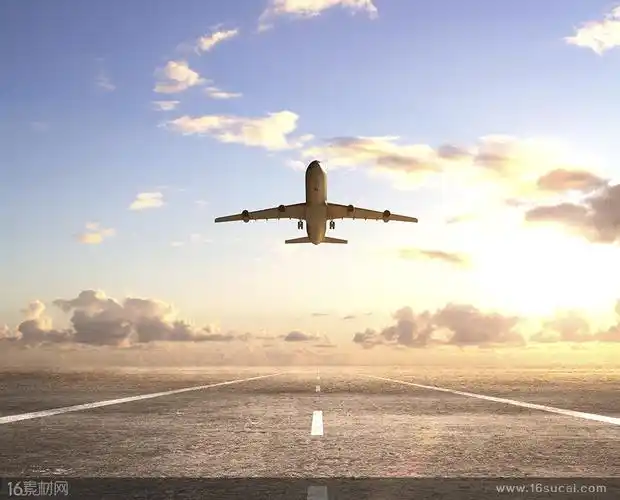 从跑道上起飞的客机高清图片