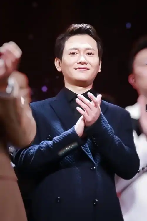 人第六季#20200121发布会这位孟姓老师穿西装简直太型了吧孟鹤堂超话