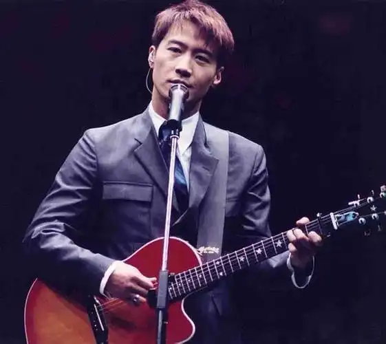 黎明当年拍甜蜜蜜穿着黎小军的大棉袄去参加颁奖礼.