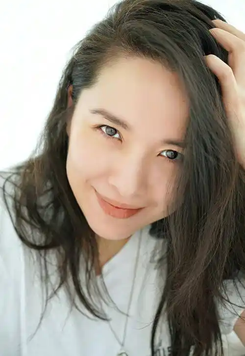 靳东老婆李佳,45岁了还撅嘴卖萌,鬓角白发忒显老气_微博_网友_女人