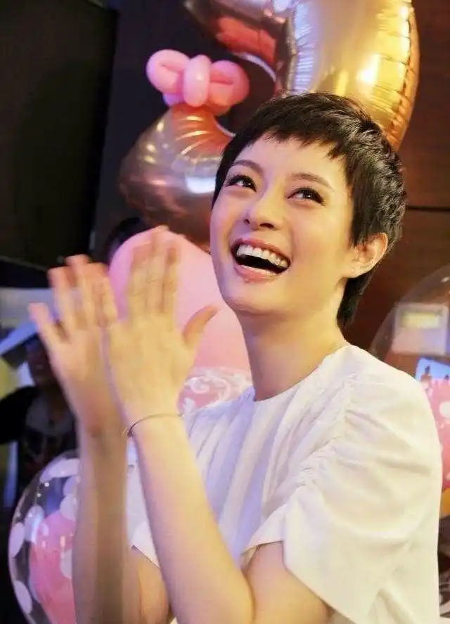 孙俪很爱咧着嘴大笑,连她自己都说这样笑有点蠢