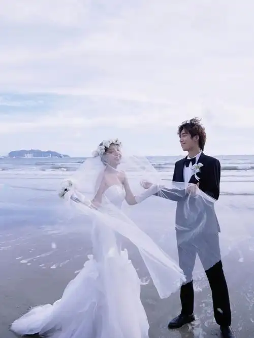 三亚旅拍78自带滤镜的海边电影风婚纱照